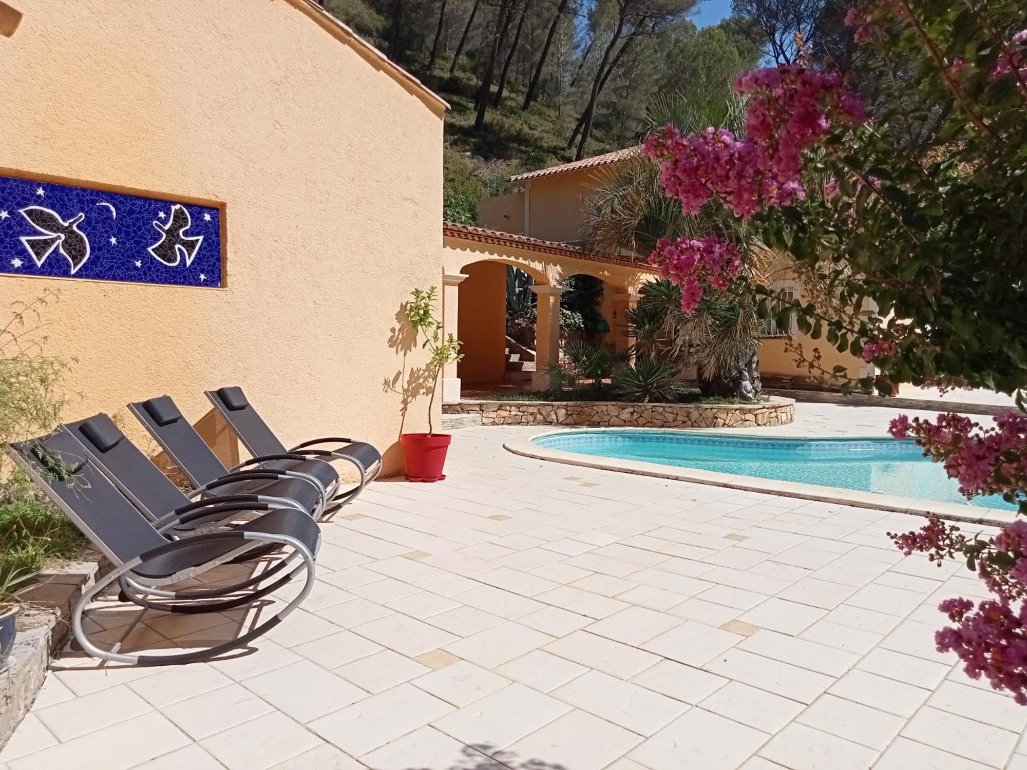 Les Restanques - Chambre D'Hotes Cuges-les-Pins Εξωτερικό φωτογραφία